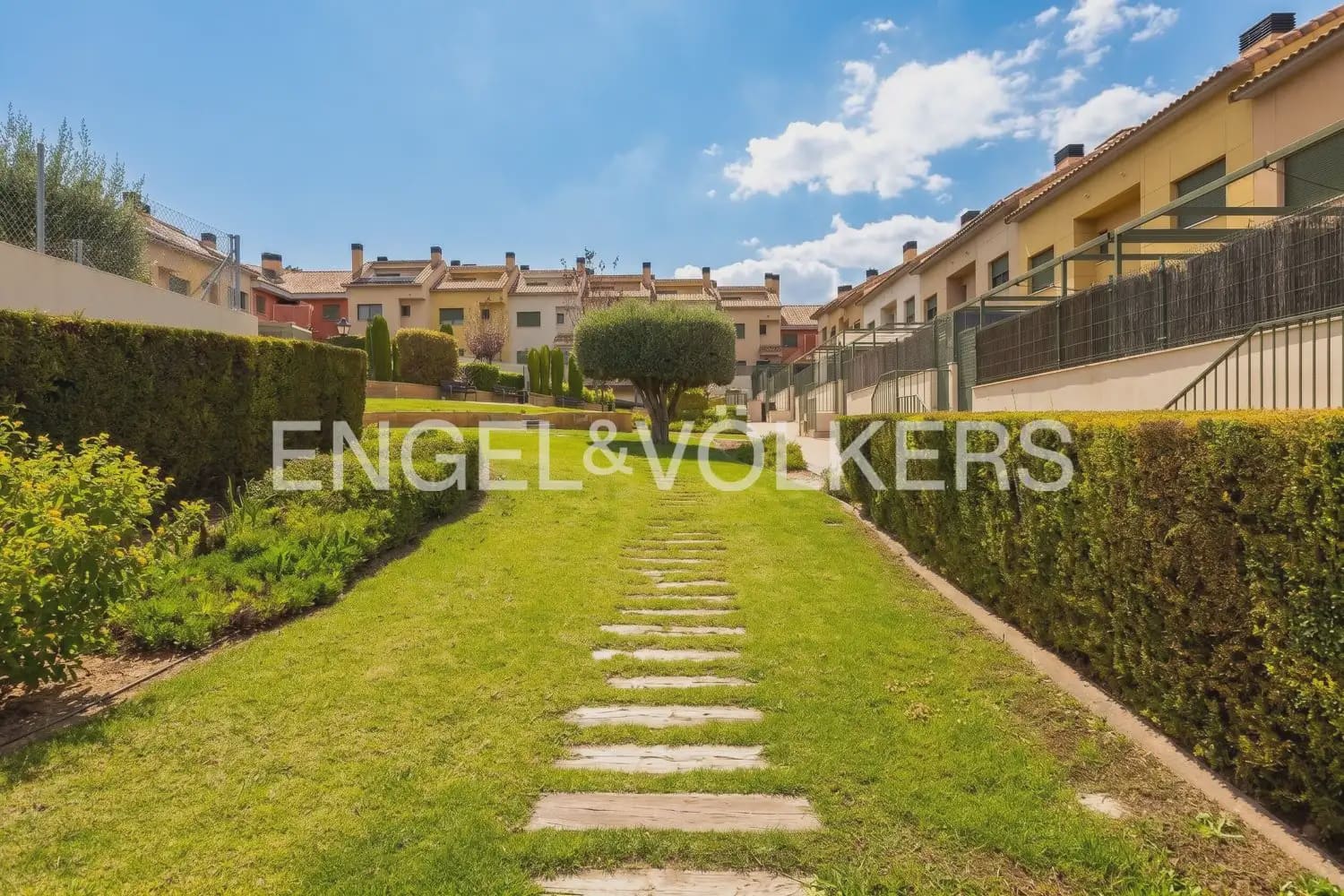 3 Zimmer Reihenhaus zu vermieten in Betera mit Pool Garage - 2.200 € (Ref: 10185201)