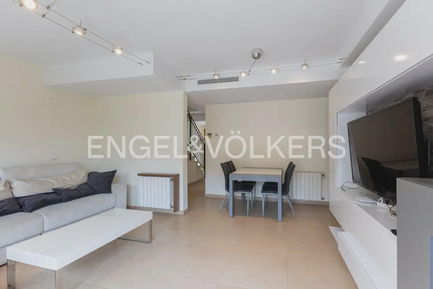 3 Zimmer Reihenhaus zu vermieten in Betera mit Pool Garage - 2.200 € (Ref: 10185201)
