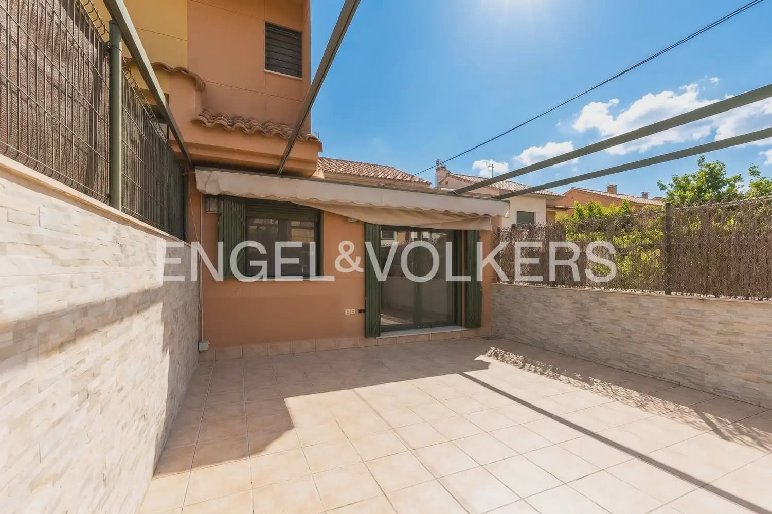 3 Zimmer Reihenhaus zu vermieten in Betera mit Pool Garage - 2.200 € (Ref: 10185201)