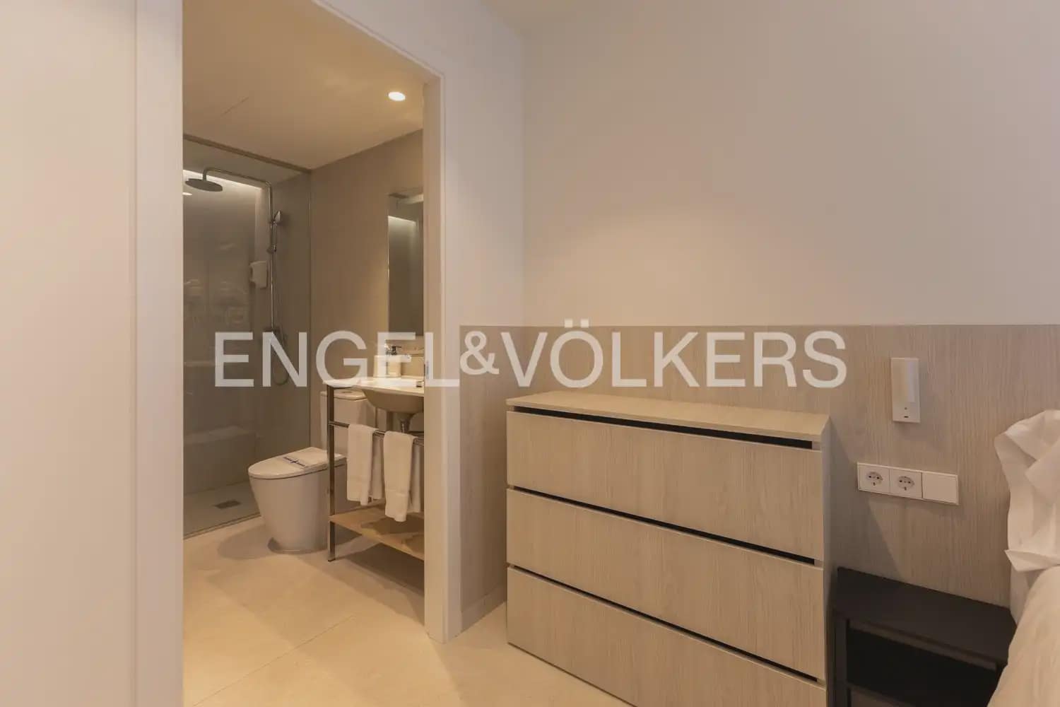 1 slaapkamer Flat te huur in Valencia stad - € 3.000 (Ref: 10186180)