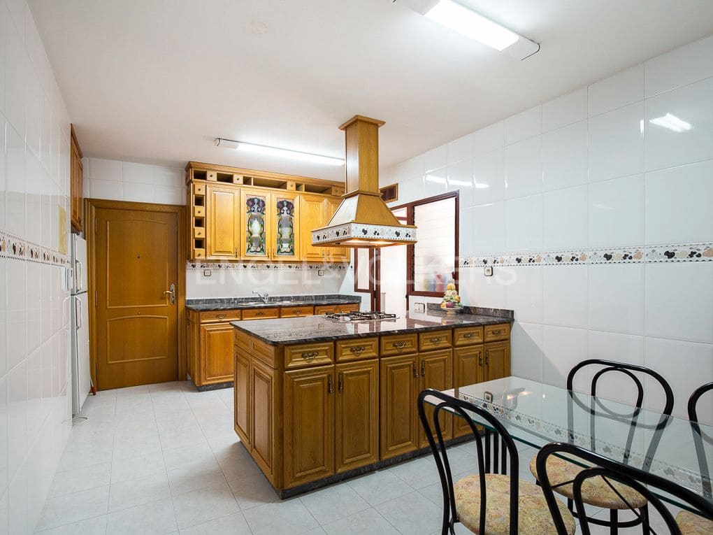 4 Zimmer Wohnung zu verkaufen in Valencia Stadt mit Garage - 695.000 € (Ref: 8234823)