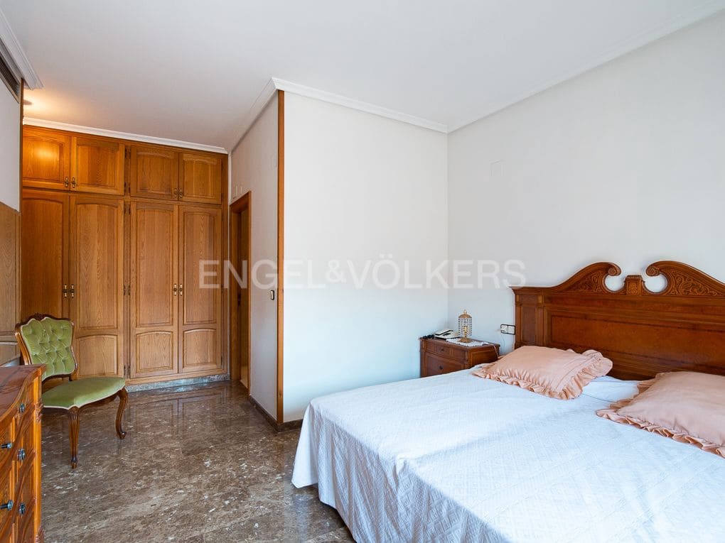 4 Zimmer Wohnung zu verkaufen in Valencia Stadt mit Garage - 695.000 € (Ref: 8234823)
