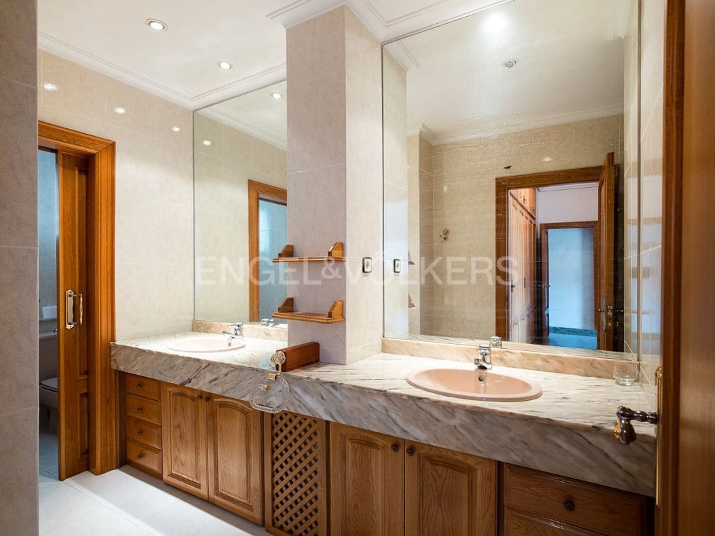 4 Zimmer Wohnung zu verkaufen in Valencia Stadt mit Garage - 695.000 € (Ref: 8234823)