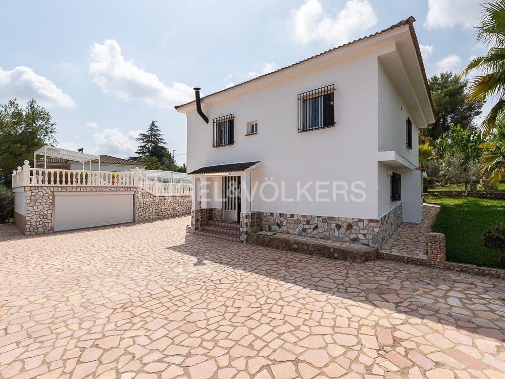 4 bedroom Semi-detached Villa for sale in Alberic with pool garage - € 355,000 (Ref: 8234976)