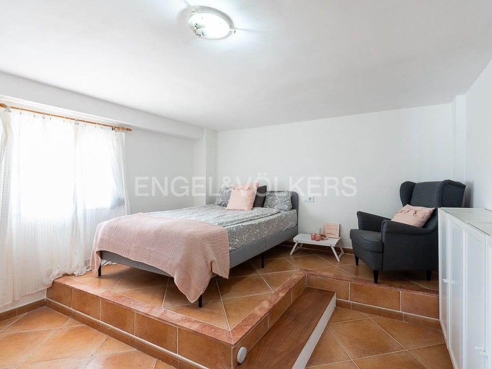 4 bedroom Semi-detached Villa for sale in Alberic with pool garage - € 355,000 (Ref: 8234976)