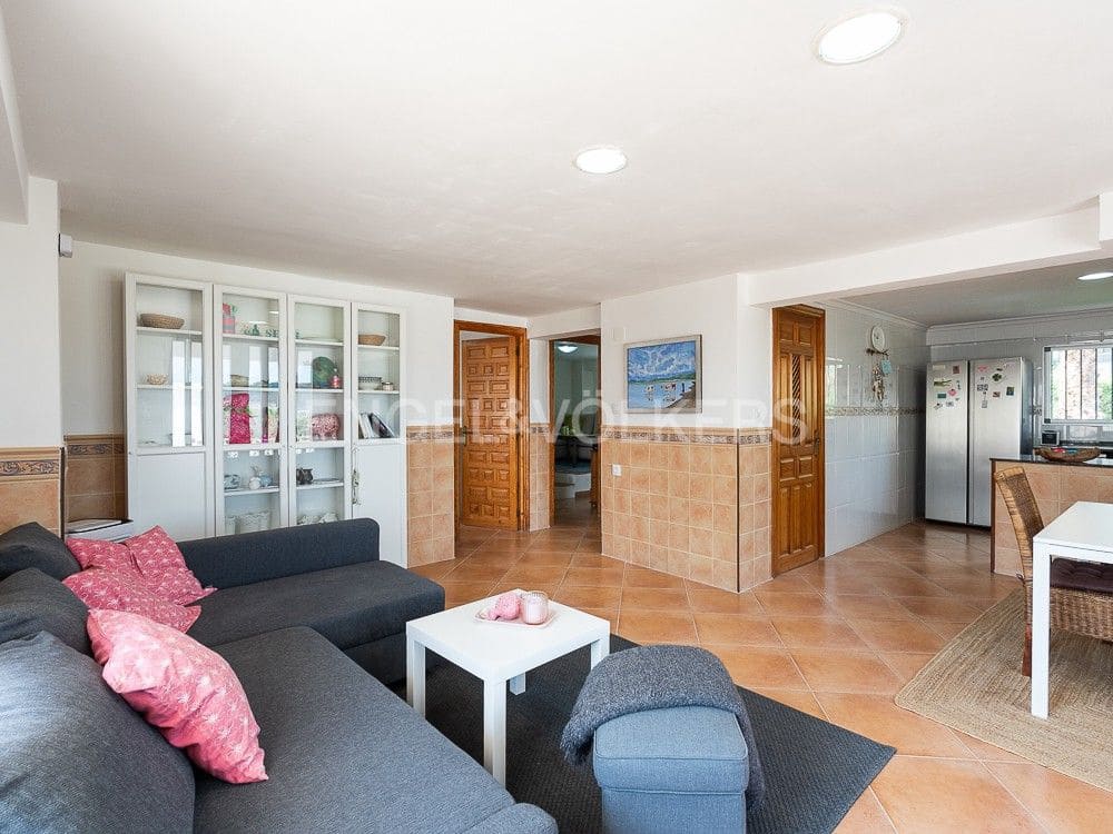 4 bedroom Semi-detached Villa for sale in Alberic with pool garage - € 355,000 (Ref: 8234976)