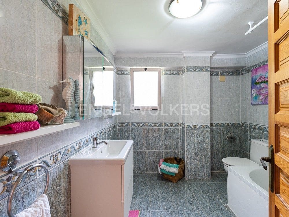 4 bedroom Semi-detached Villa for sale in Alberic with pool garage - € 355,000 (Ref: 8234976)