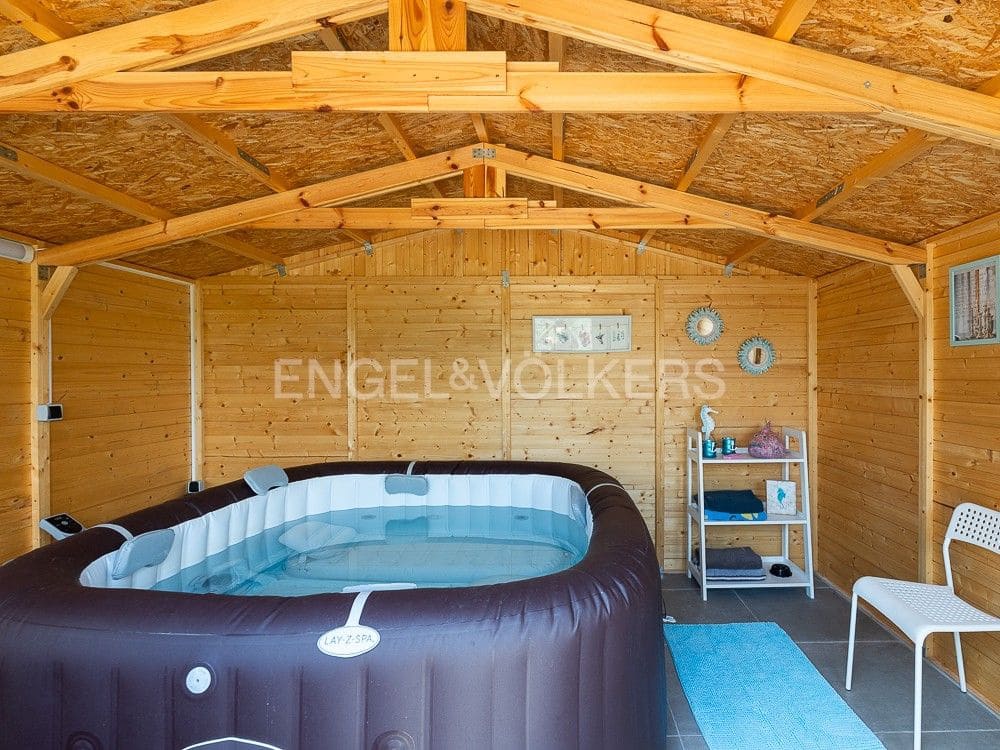 4 bedroom Semi-detached Villa for sale in Alberic with pool garage - € 355,000 (Ref: 8234976)