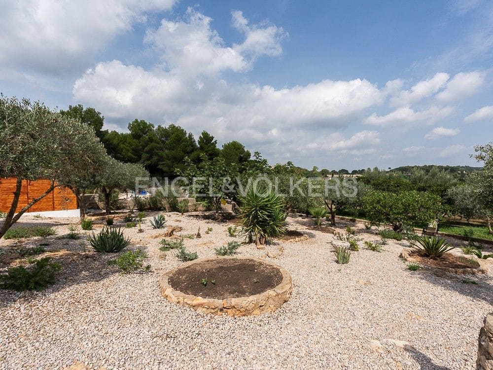 4 bedroom Semi-detached Villa for sale in Alberic with pool garage - € 355,000 (Ref: 8234976)