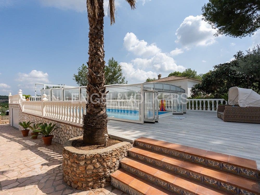4 bedroom Semi-detached Villa for sale in Alberic with pool garage - € 355,000 (Ref: 8234976)