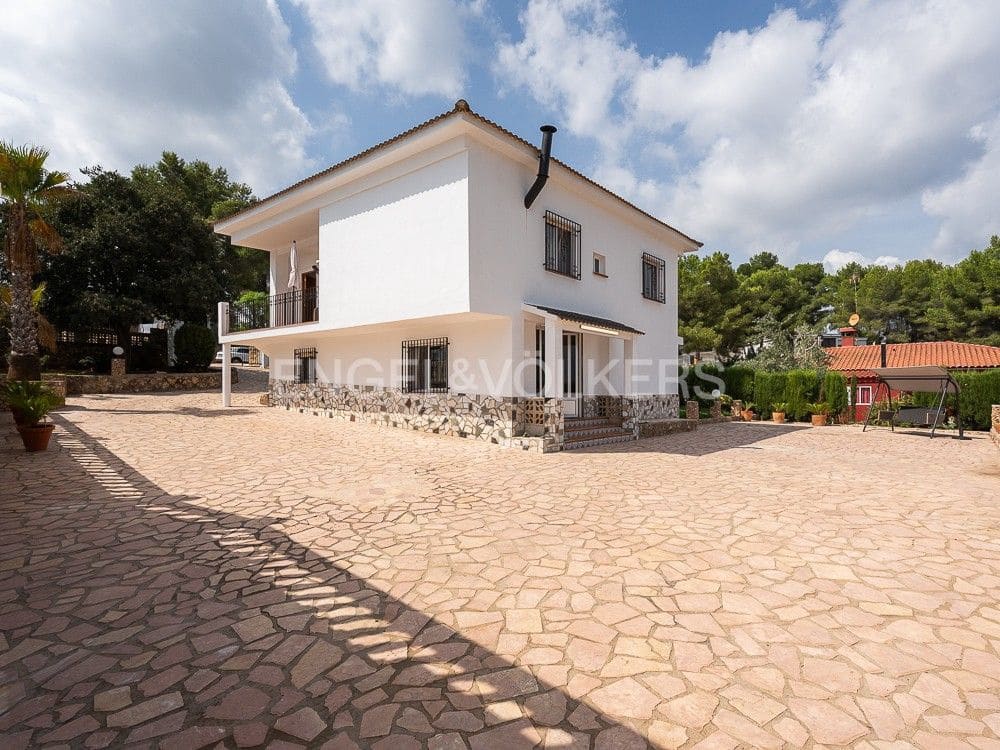 4 bedroom Semi-detached Villa for sale in Alberic with pool garage - € 355,000 (Ref: 8234976)