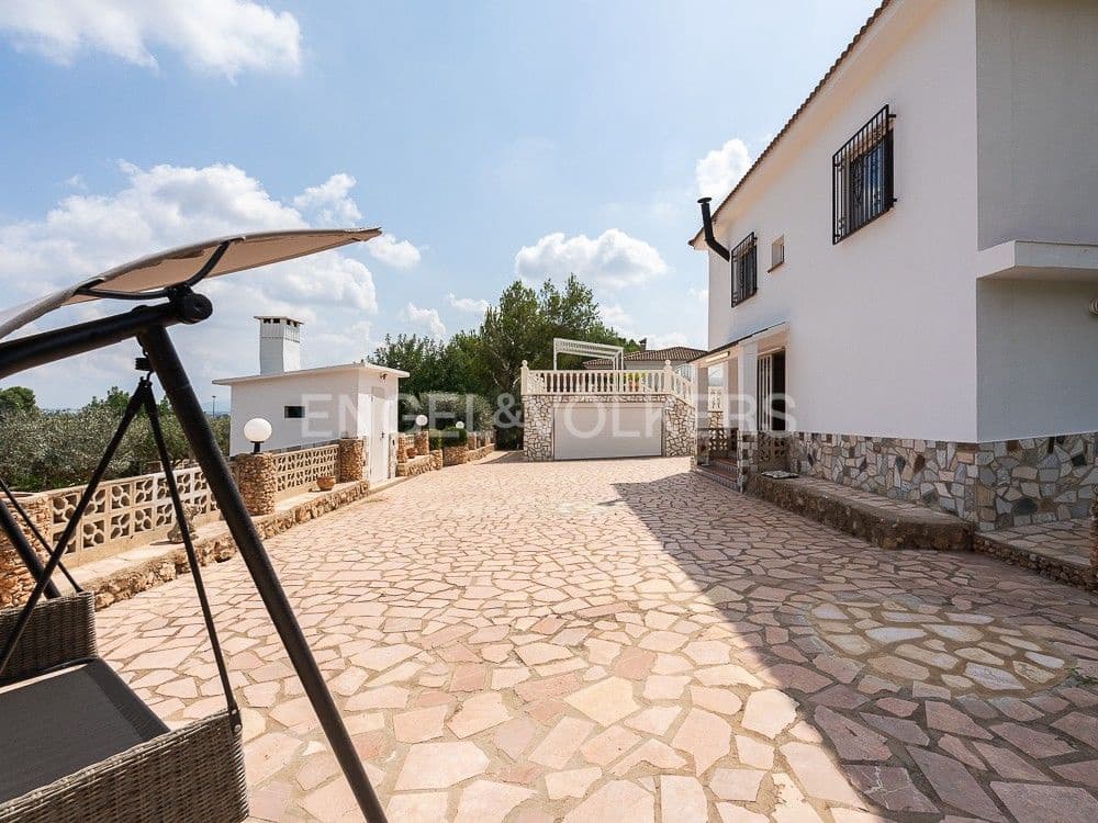 4 bedroom Semi-detached Villa for sale in Alberic with pool garage - € 355,000 (Ref: 8234976)