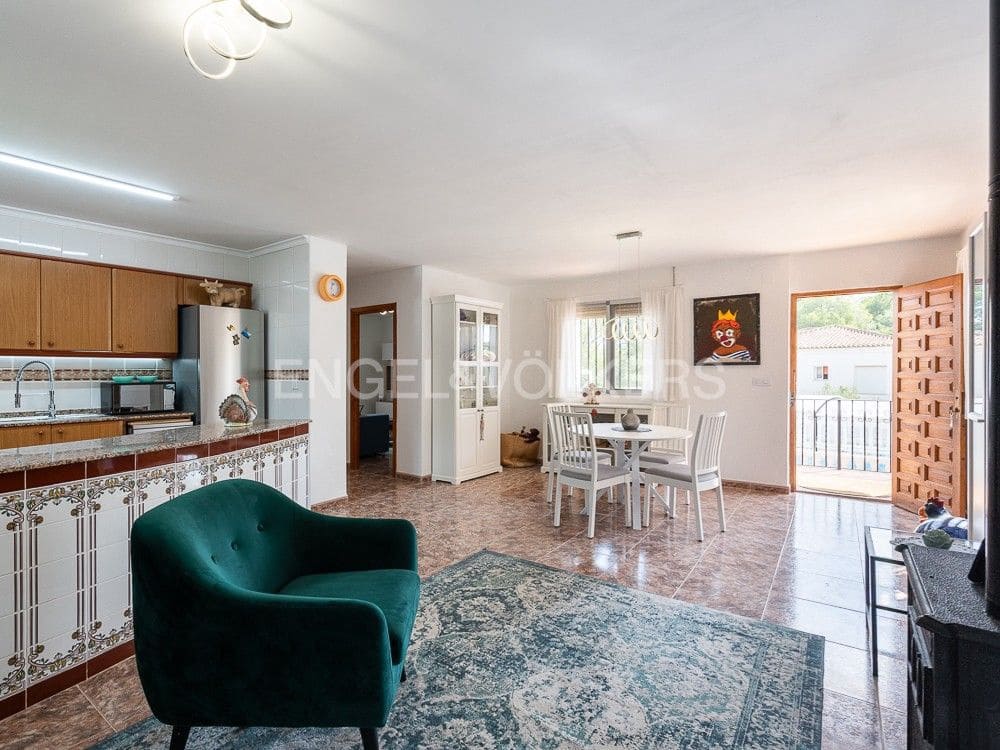 4 bedroom Semi-detached Villa for sale in Alberic with pool garage - € 355,000 (Ref: 8234976)