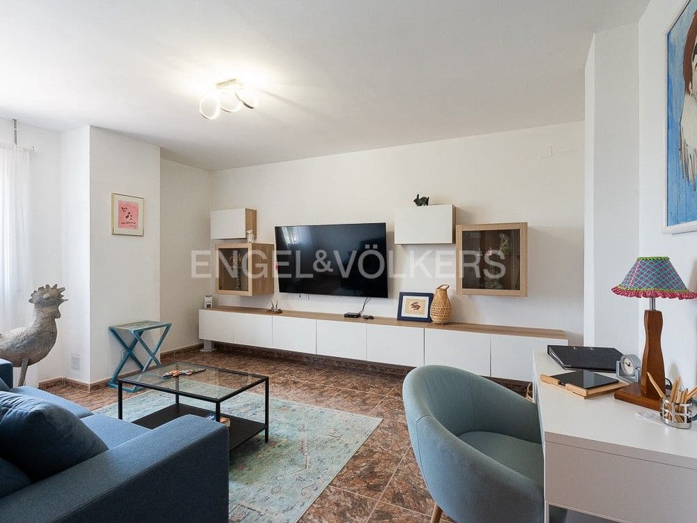 4 bedroom Semi-detached Villa for sale in Alberic with pool garage - € 355,000 (Ref: 8234976)