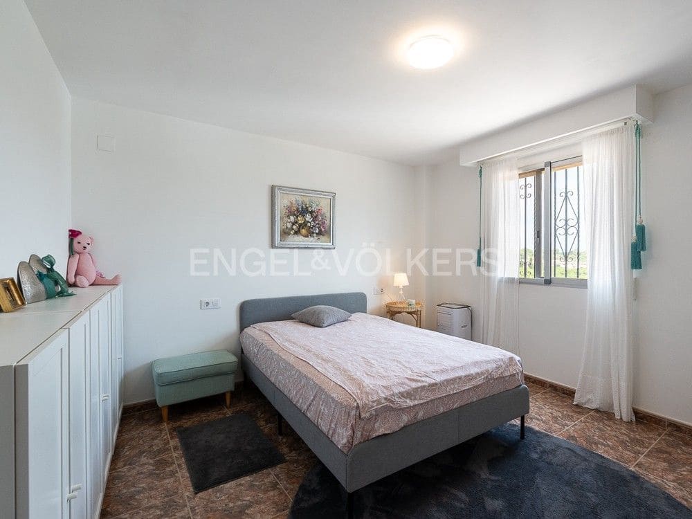 4 bedroom Semi-detached Villa for sale in Alberic with pool garage - € 355,000 (Ref: 8234976)
