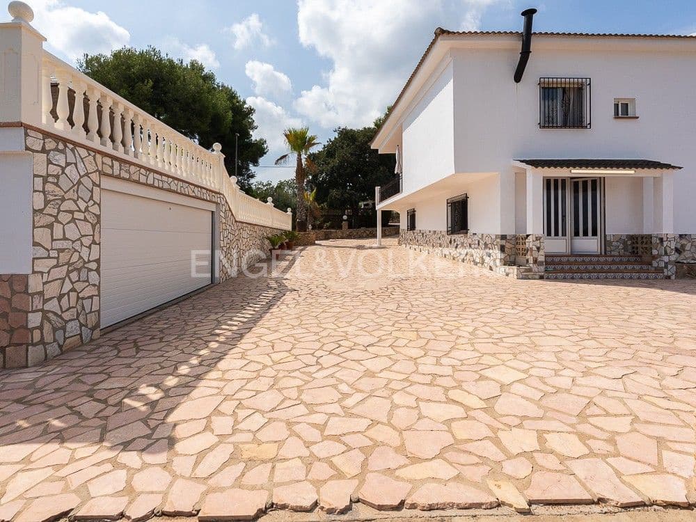 4 bedroom Semi-detached Villa for sale in Alberic with pool garage - € 355,000 (Ref: 8234976)