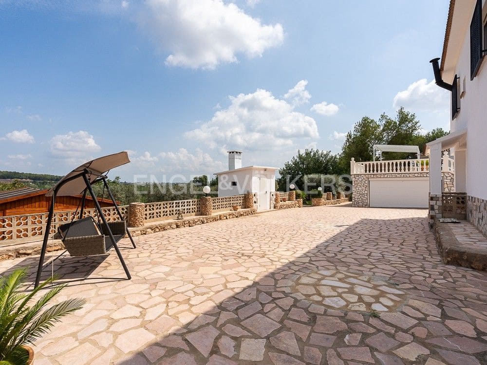 4 bedroom Semi-detached Villa for sale in Alberic with pool garage - € 355,000 (Ref: 8234976)
