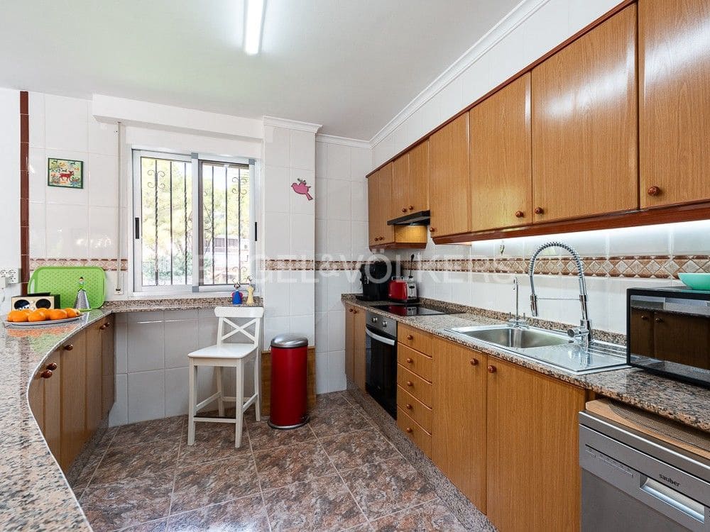 4 bedroom Semi-detached Villa for sale in Alberic with pool garage - € 355,000 (Ref: 8234976)