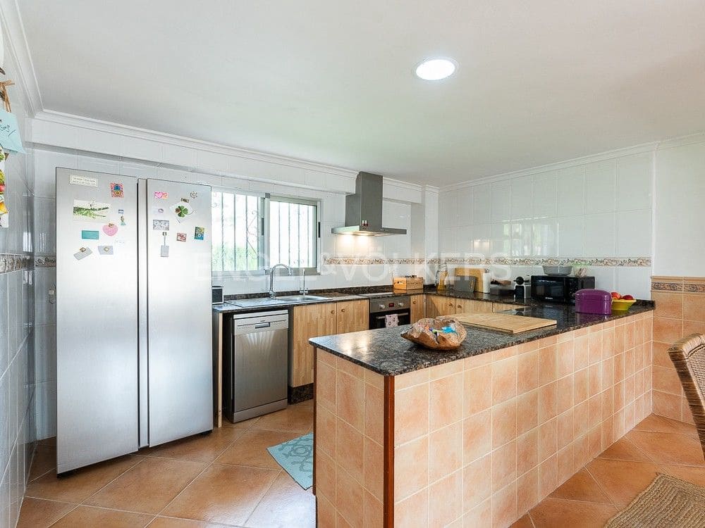 4 bedroom Semi-detached Villa for sale in Alberic with pool garage - € 355,000 (Ref: 8234976)
