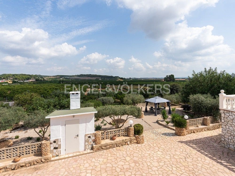 4 bedroom Semi-detached Villa for sale in Alberic with pool garage - € 355,000 (Ref: 8234976)