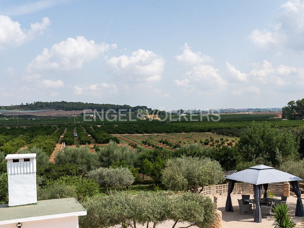 4 bedroom Semi-detached Villa for sale in Alberic with pool garage - € 355,000 (Ref: 8234976)