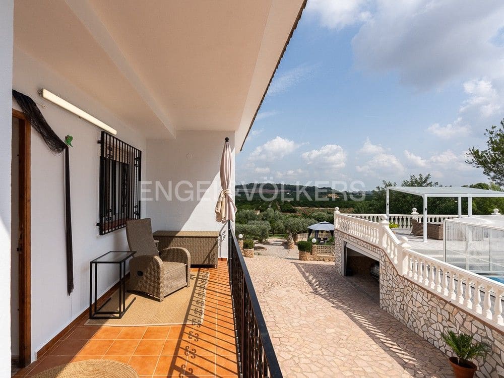 4 bedroom Semi-detached Villa for sale in Alberic with pool garage - € 355,000 (Ref: 8234976)