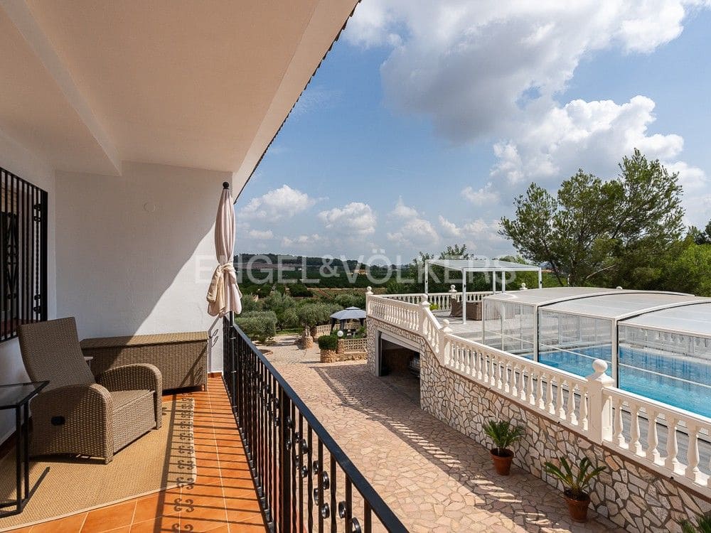 4 bedroom Semi-detached Villa for sale in Alberic with pool garage - € 355,000 (Ref: 8234976)