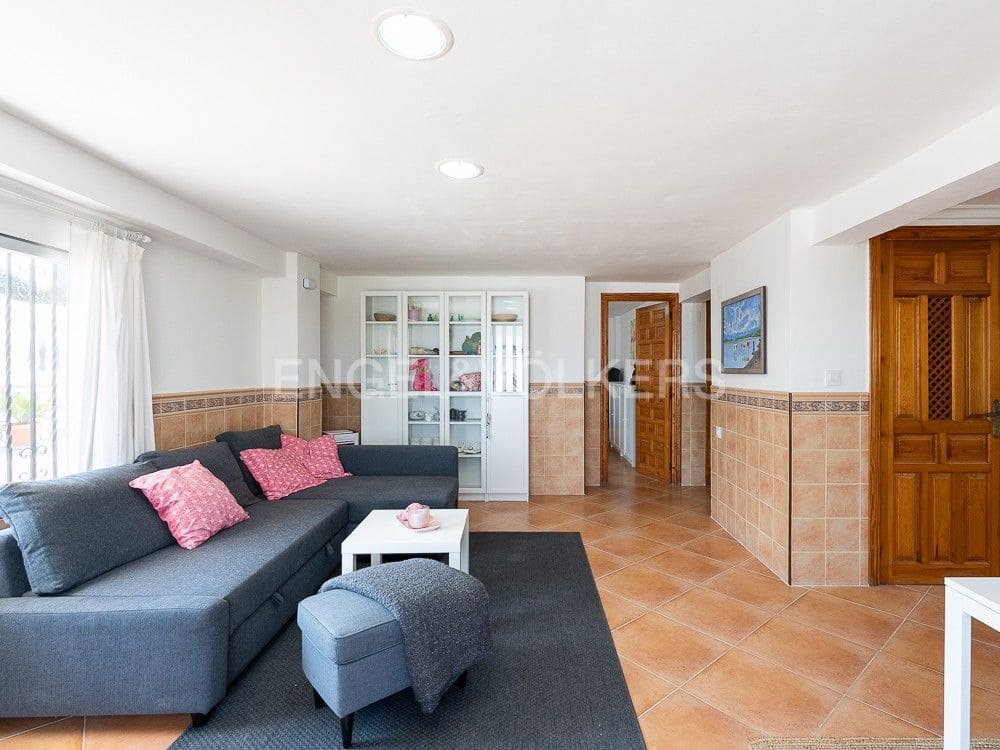 4 bedroom Semi-detached Villa for sale in Alberic with pool garage - € 355,000 (Ref: 8234976)