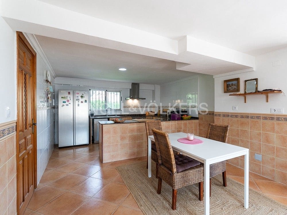 4 bedroom Semi-detached Villa for sale in Alberic with pool garage - € 355,000 (Ref: 8234976)