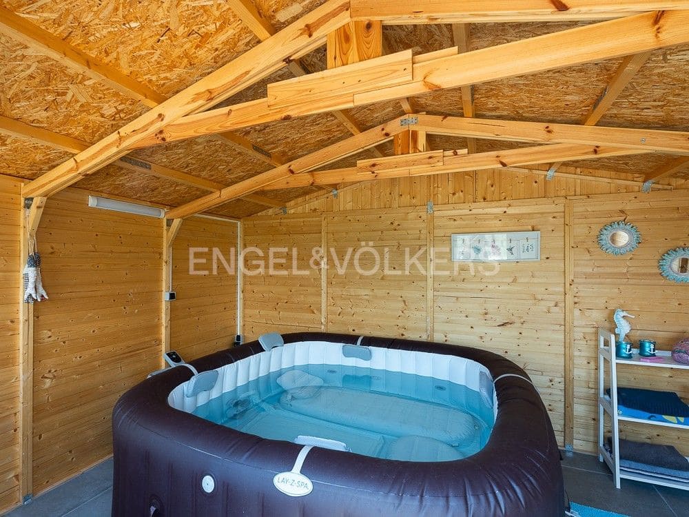 4 bedroom Semi-detached Villa for sale in Alberic with pool garage - € 355,000 (Ref: 8234976)