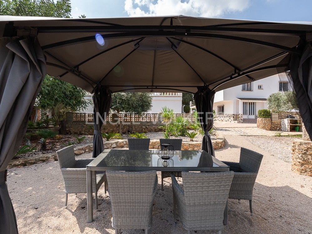 4 bedroom Semi-detached Villa for sale in Alberic with pool garage - € 355,000 (Ref: 8234976)