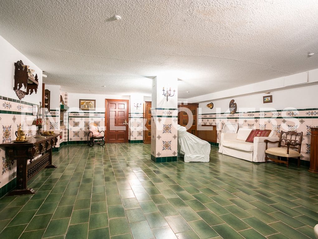 12 bedroom Villa for sale in La Pobla de Vallbona with pool garage - € 1,735,000 (Ref: 8235052)