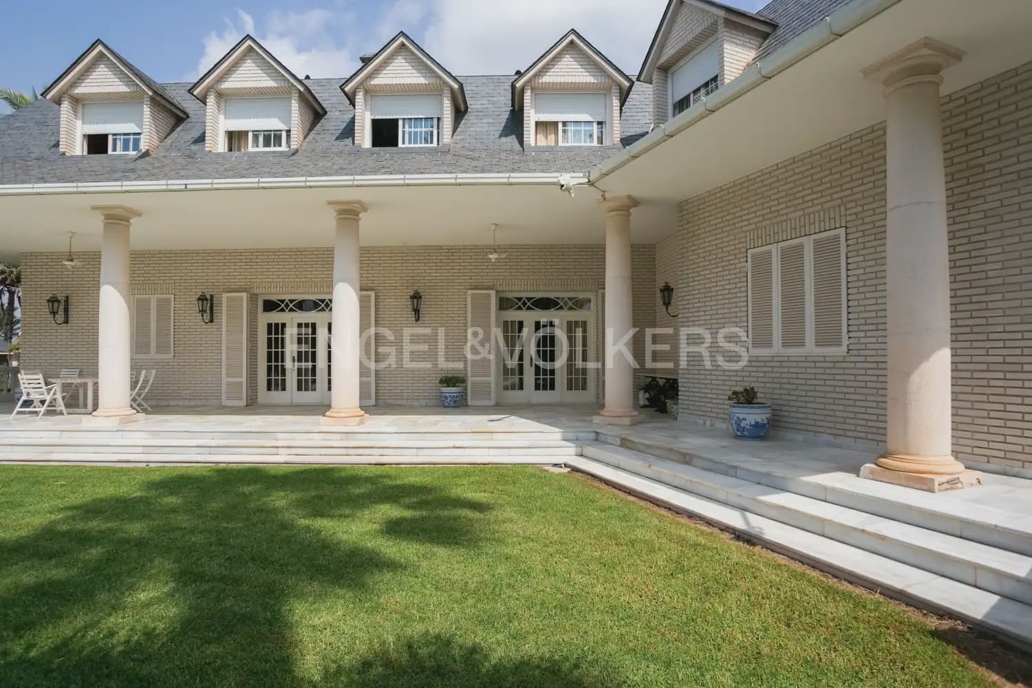 12 bedroom Villa for sale in La Pobla de Vallbona with pool garage - € 1,735,000 (Ref: 8235052)
