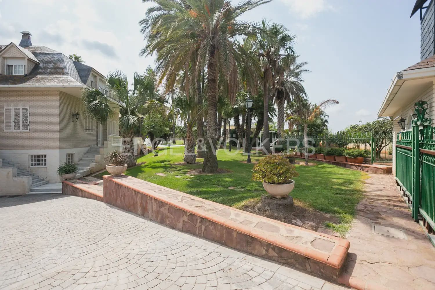 12 bedroom Villa for sale in La Pobla de Vallbona with pool garage - € 1,735,000 (Ref: 8235052)
