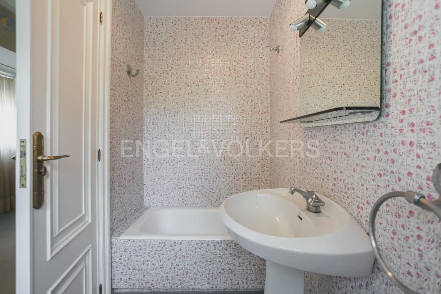 12 bedroom Villa for sale in La Pobla de Vallbona with pool garage - € 1,735,000 (Ref: 8235052)
