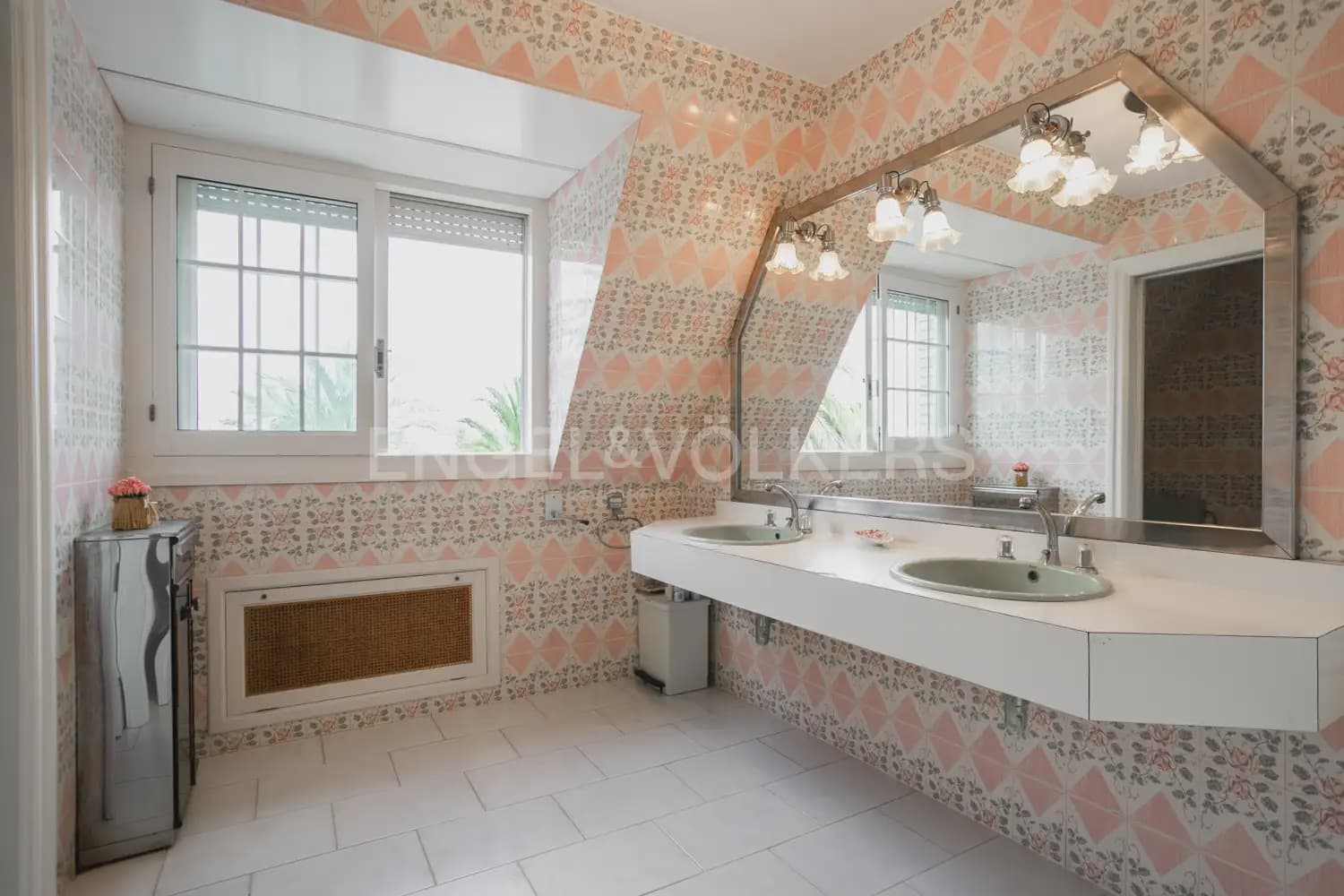 12 bedroom Villa for sale in La Pobla de Vallbona with pool garage - € 1,735,000 (Ref: 8235052)