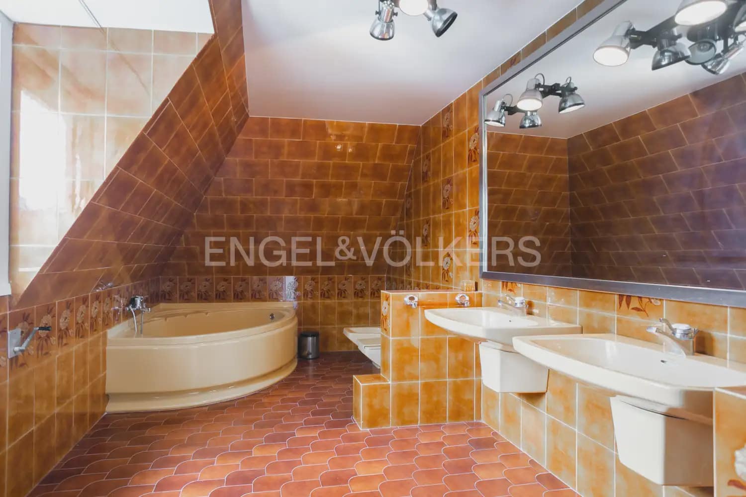 12 bedroom Villa for sale in La Pobla de Vallbona with pool garage - € 1,735,000 (Ref: 8235052)