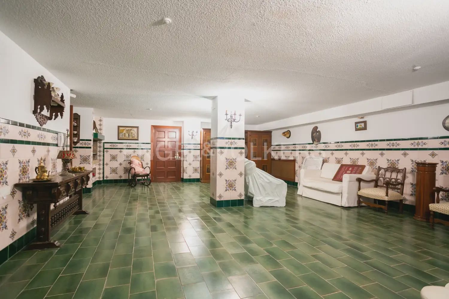 12 bedroom Villa for sale in La Pobla de Vallbona with pool garage - € 1,735,000 (Ref: 8235052)