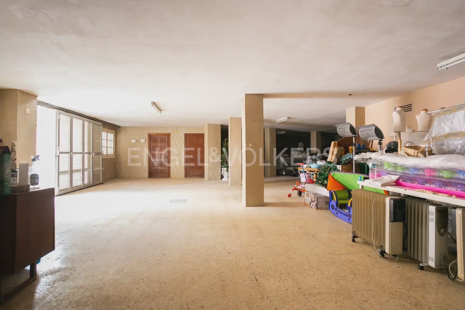 12 bedroom Villa for sale in La Pobla de Vallbona with pool garage - € 1,735,000 (Ref: 8235052)