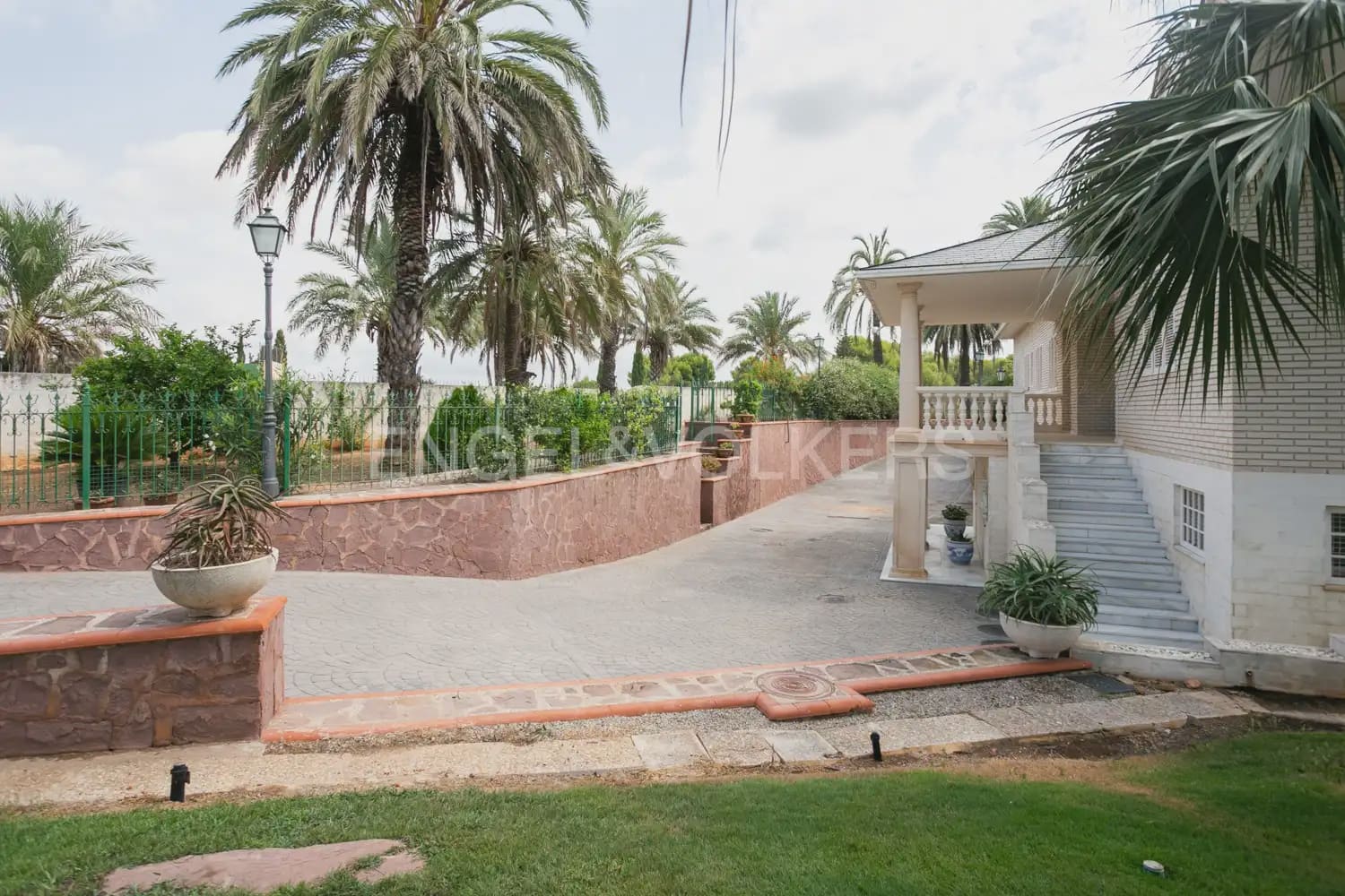 12 bedroom Villa for sale in La Pobla de Vallbona with pool garage - € 1,735,000 (Ref: 8235052)