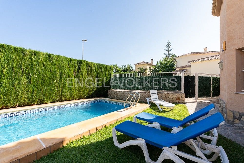 2 bedroom Villa for sale in Oliva with pool garage - € 390,000 (Ref: 8235069)