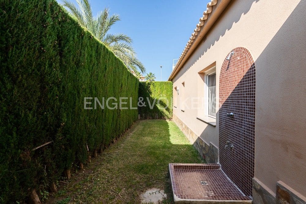 2 bedroom Villa for sale in Oliva with pool garage - € 390,000 (Ref: 8235069)