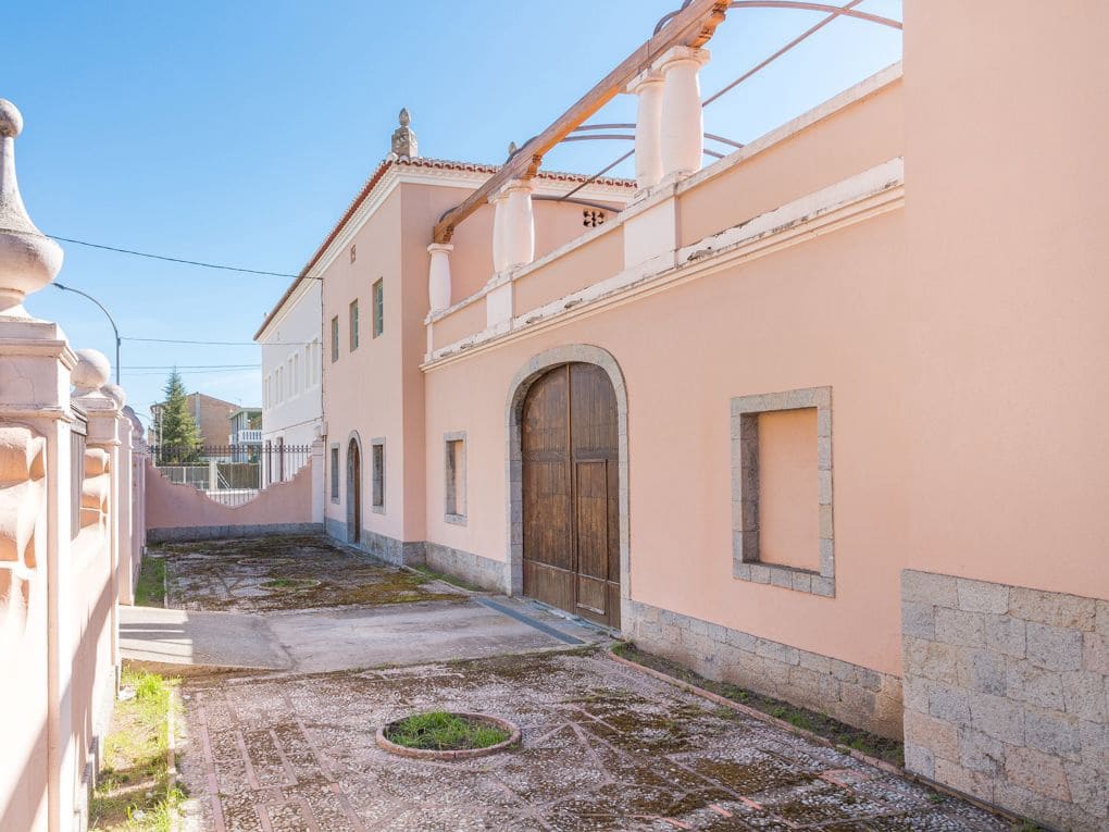 13 bedroom Villa for sale in Requena with pool garage - € 1,788,000 (Ref: 8235101)