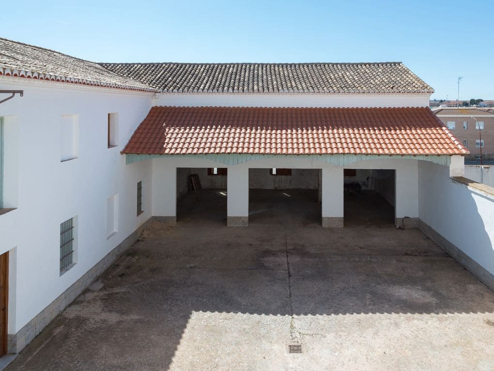 13 bedroom Villa for sale in Requena with pool garage - € 1,788,000 (Ref: 8235101)