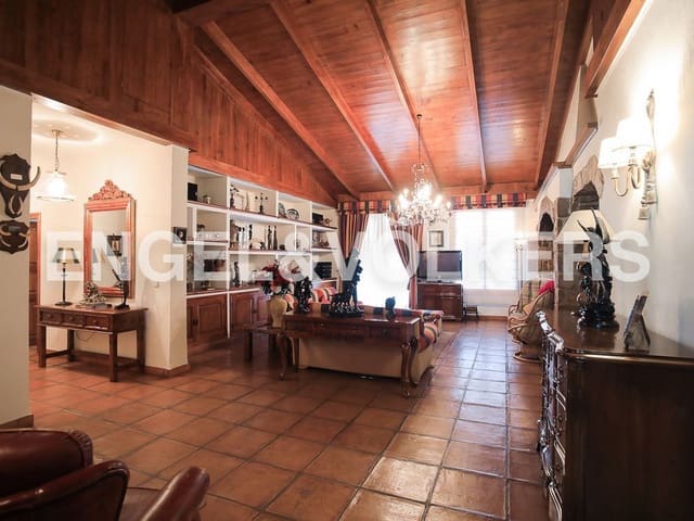 10 bedroom Finca/Country House for sale in Ayora with pool - € 3,900,000 (Ref: 8235132)