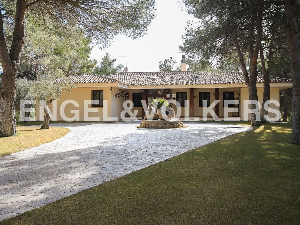 10 bedroom Finca/Country House for sale in Ayora with pool - € 3,900,000 (Ref: 8235132)