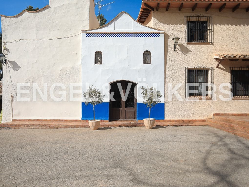 10 bedroom Finca/Country House for sale in Ayora with pool - € 3,900,000 (Ref: 8235132)