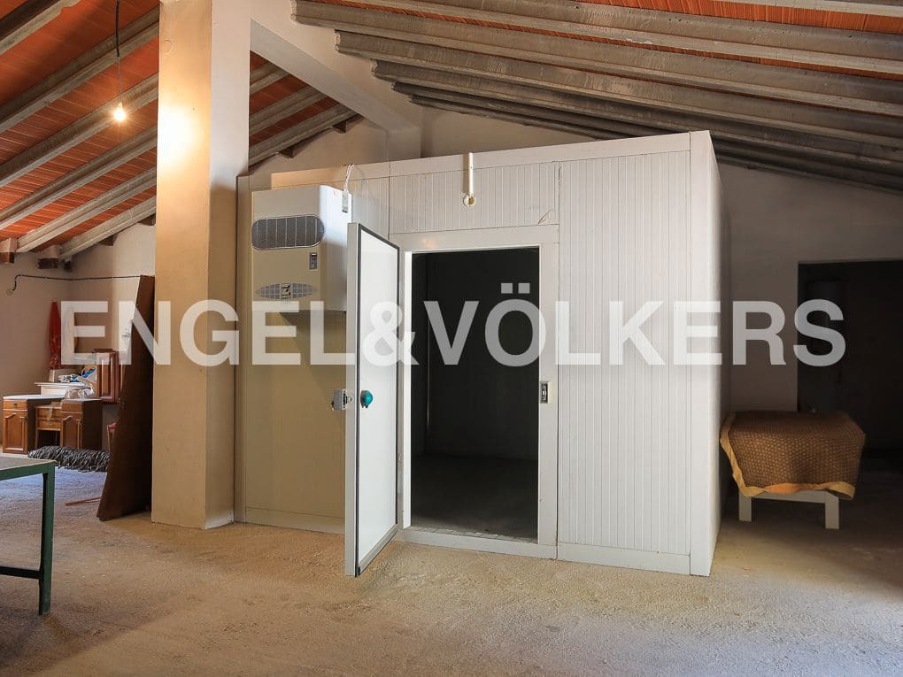 10 bedroom Finca/Country House for sale in Ayora with pool - € 3,900,000 (Ref: 8235132)