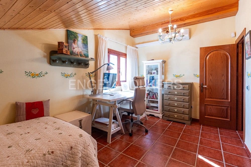 4 bedroom Villa for sale in Onda with pool - € 430,000 (Ref: 8235154)