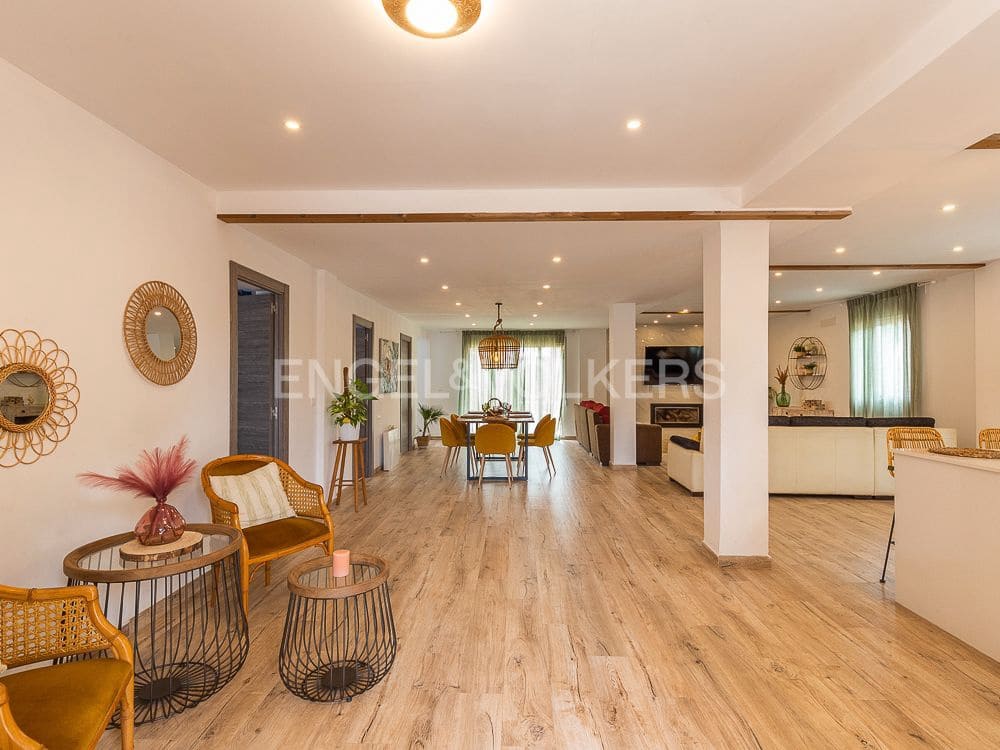 22 bedroom Villa for sale in Vilamarxant / Villamarchante with pool garage - € 1,249,900 (Ref: 8235281)
